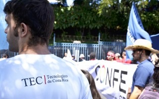 persona con camisa tec