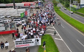 Personas marchando