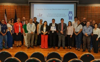 personas en acto del Técnico en Electricidad Industrial, certificado del marco de cualificaciones