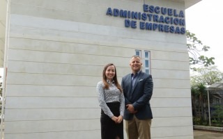 margie_faith_y_jose_martinez_frente_escuela_administracion_empresas_