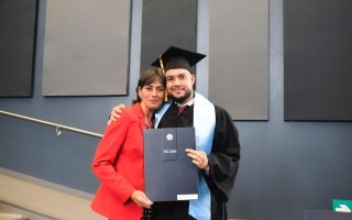 El joven Mariano Bermúdez posa junto a su madre María Goretty. (Fotografía: Génesis Scott / TEC). 