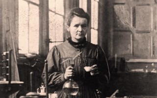 Imagen de una mujer posando para la fotografía. Se trata de la científica Marie Curie.