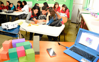 jovenes en colegio, computadora y elementos matemáticos 