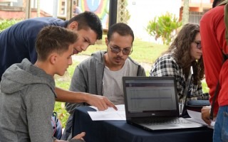 estudiante recibiendo colaboración de otro en matrícula 2020