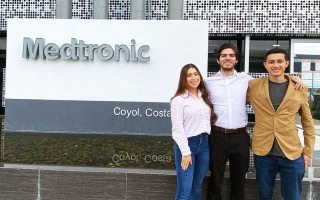 Estudiantes tec frente a rótulo de Medtronic