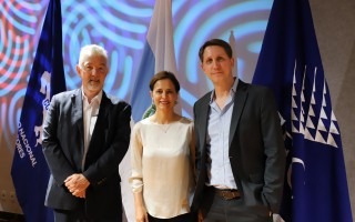 Imagen con dos hombres y una mujer posando para la fotografía