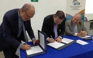 imagen de dos hombres firmando un documento