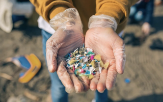 microplasticos en manos con guantes