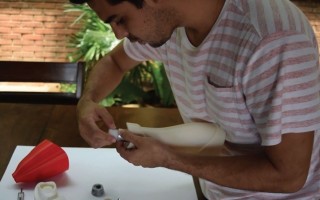 La maestría en dispositivos médicos es uno de los posgrados que se imparten en el TEC. En la imagen, el ingeniero Miguel Araya trabaja en un proyecto de prótesis. (Archivo OCM)