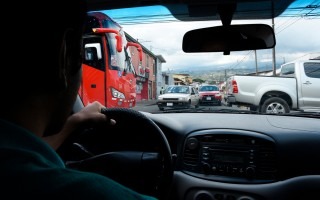 Muchas esquinas del Gran Área Metropolitana han modificado su dinámica debido a altos flujos vehiculares que se encuentran en estas (Fotografía: Ruth Garita)