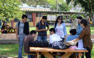 muchachos recibiendo curso