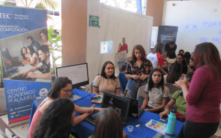 estudiantes_en_puesto_informacion_carreras_tec_