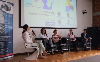 Mujeres investigadoras en conversatorio.