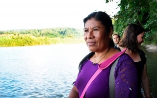 mujer al margen del rio en talamanca