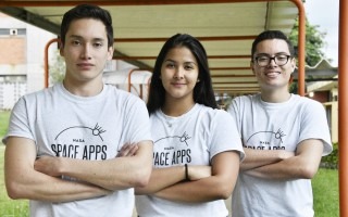 Dos hombres y una mujer forman el equipo BID.