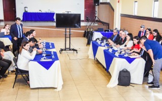 dos mesas en las que se ubica la comisión de enlace
