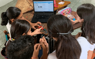 Niñas en taller de robótica 