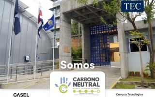 Entrada principal del Campus Tecnológico Local San José donde se aprecian las banderas de Costa Rica, del TEC y la Azul Ecológica.
