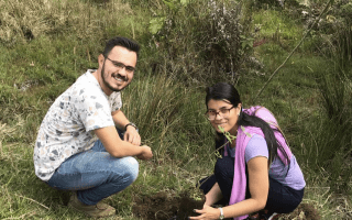 imagen de un hombre y una mujer sembrando  un árbol