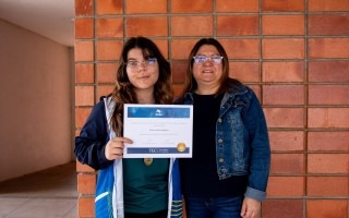 Imagen de una estudiante con la mamá.