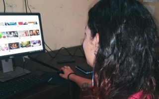 imagen de una mujer frente a la computadora