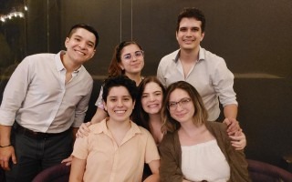 Grupo de jóvenes, en un amesa.