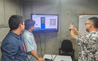 jovenes mostrando cómo ingresar a la aplicación.