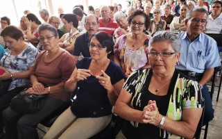 adultos mayores en celebración