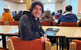 Imagen del estudiante en el aula donde recibió la capacitación sobre fenómenos de Relajación en Resonancia Magnética Nuclear.