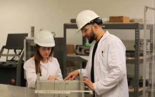 Imagen de una estudiante del TEC con un profesor en un laboratorio en Canadá.