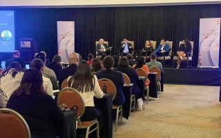 Fotografía muestra el panel de cierre interactuando