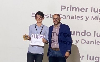 Los dos jóvenes posan con sus certificado. 