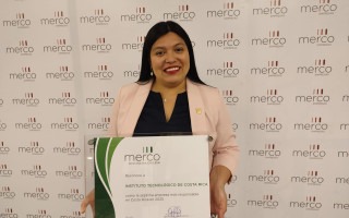 Persona sostiene un título como reconocimiento