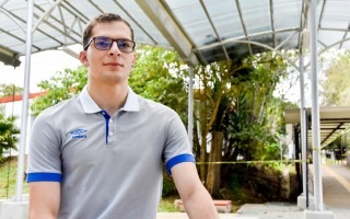 imagen de un estudiante posando para la fotografía