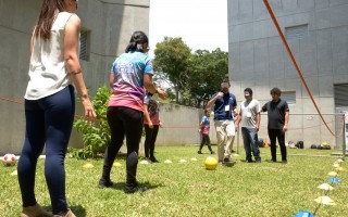 Varias personas juegan fútbol con los ojos vendados.