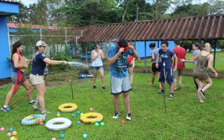 jovenes_jugando_en_zona_verde_del_tec_de_san_carlos_