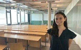 Imagen de una estudiante posando para la fotografía.
