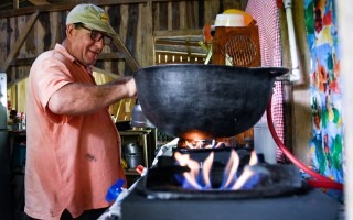 Uno de los usuarios encendiendo la nueva cocina