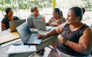 mujeres indígenas de talamanca usando computadora
