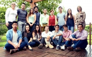 estudiantes_emprendedores_junto_profesores_tec_