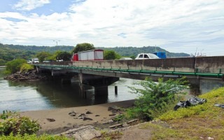 Imagen del puente, sobre el estero.