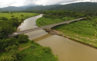 Imagen de un puente y abajo se observa un río.