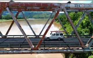 carro pasando por un puente 