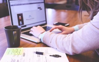 imagen de una mujer frente a la computadora