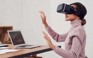 persona en oficina utilzando lentes de realidad virtual