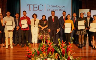 La fotografía muestra representantes de cada Sede y Campus sosteniendo el certificado de acreditación. 