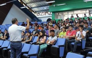 Los muchachos reciben información sobre los derechos y responsabilidades como estudiantes, además sobre los servicios con los que cuentan  en la Sede. (Foto Telka Guzmán)