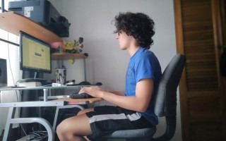 Un estudiante trabaja frente a la computadora.