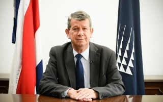 El rector con la bandera de Costa Rica, en su escritorio.