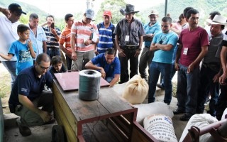 Productores observando a dos especialistas con camisas del TEC.